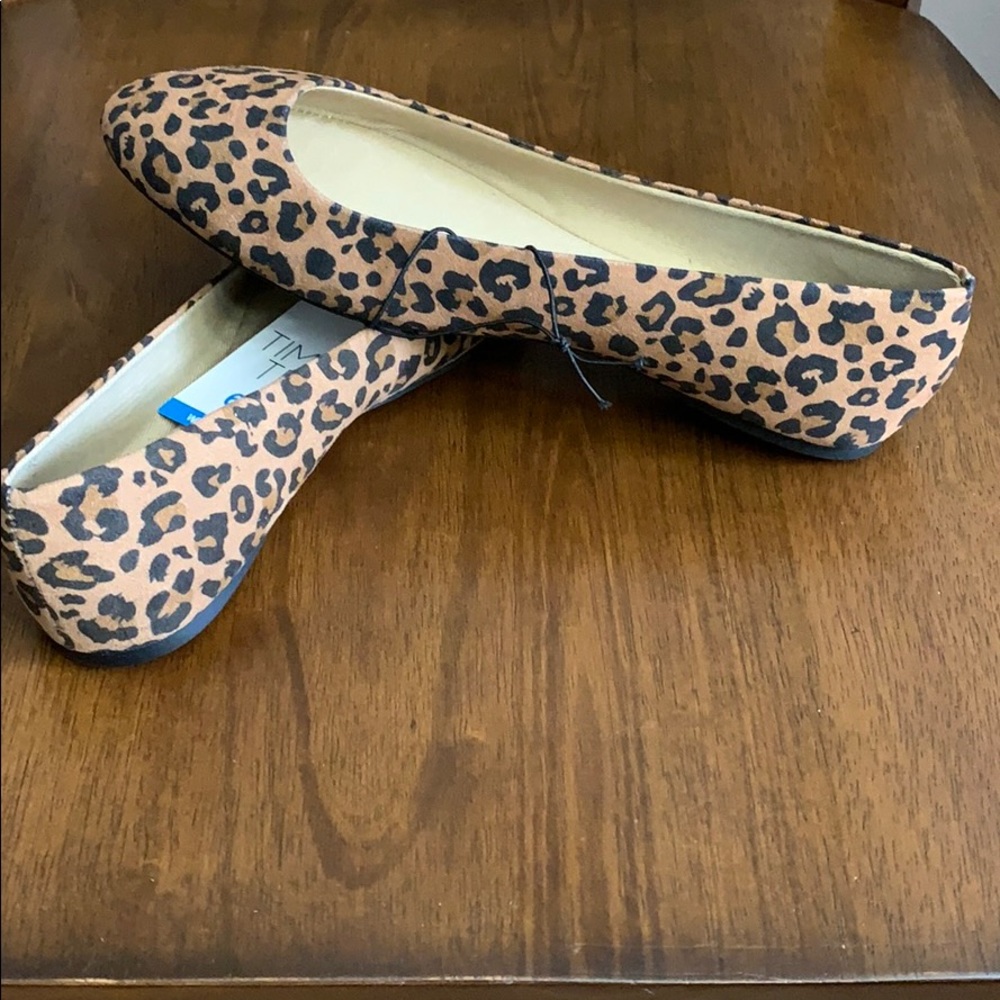 Wide width leopard flats. - Picture 2 of 9
